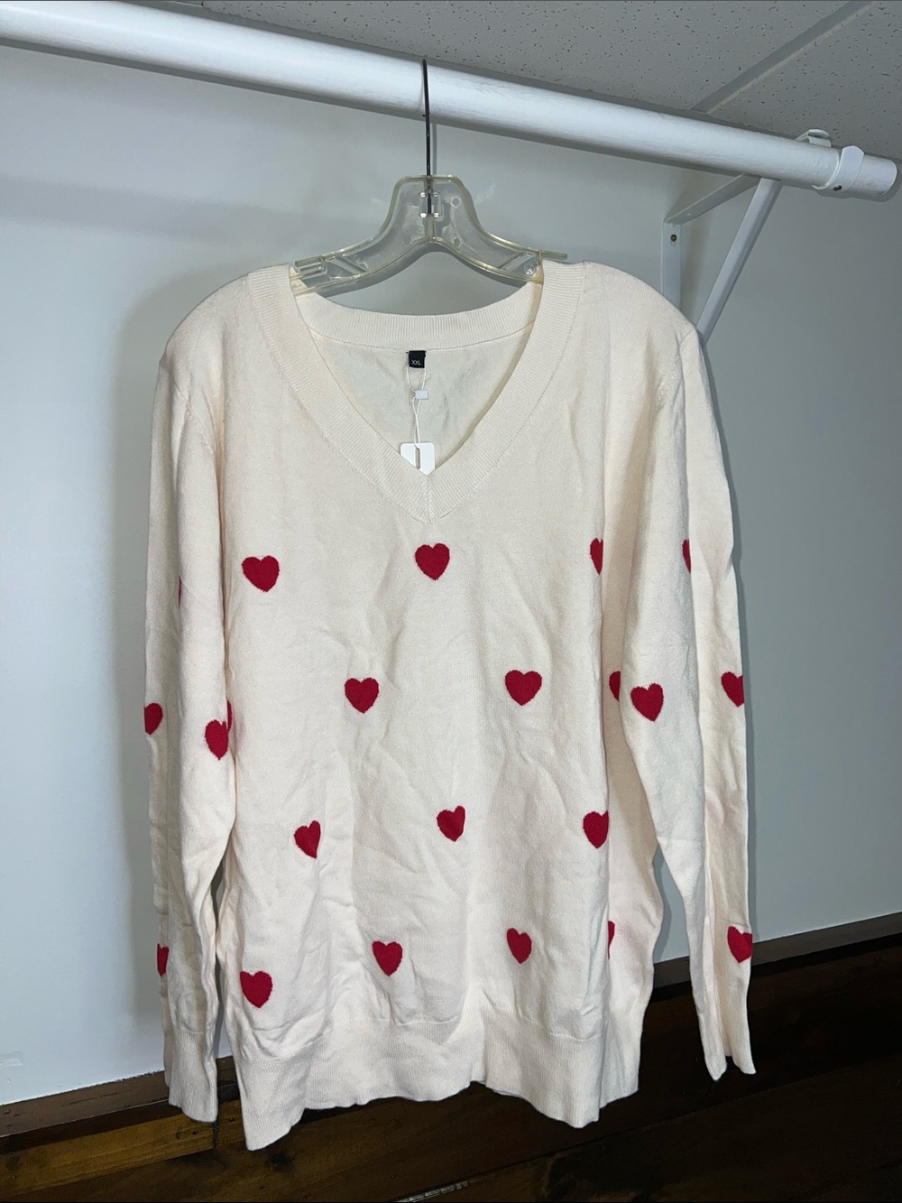 NWT Women’s Lightweight Cream V-Neck‎ Sweater with Red Heart Pattern- XXL
